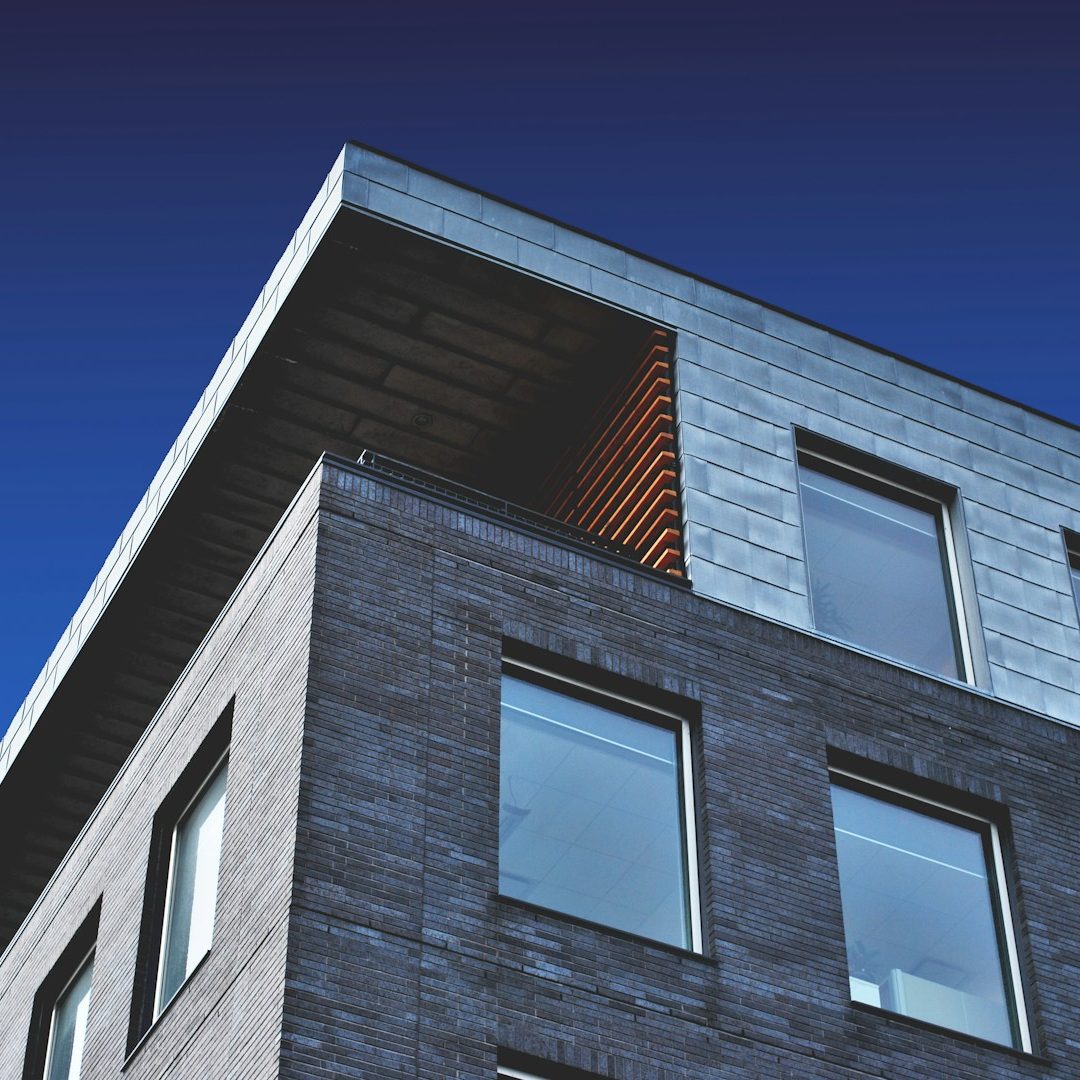 Moderne Architektur eines Gebäudes mit Holzfassade.