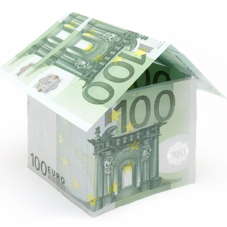 Ein Modellhaus aus 100-Euro-Scheinen, das die Form eines Hauses darstellt.
